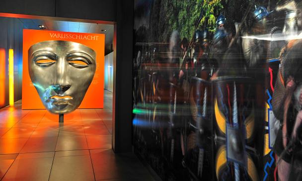 Blick au eine riesige römische Maske, Objekt in einer Museumsausstellung