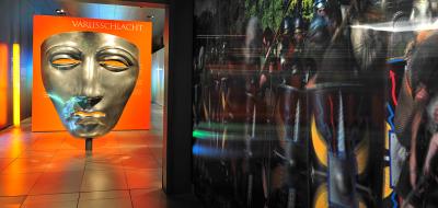 Blick au eine riesige römische Maske, Objekt in einer Museumsausstellung
