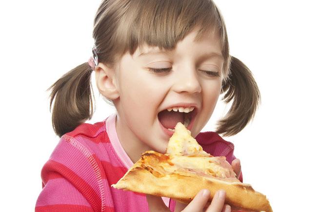 Familienfreudliche Gastronomie Kind mit Pizza