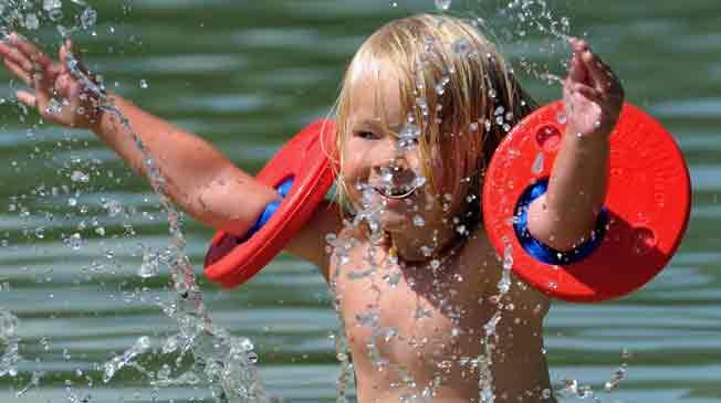 Badesee Badesee mit Kind im Wasser