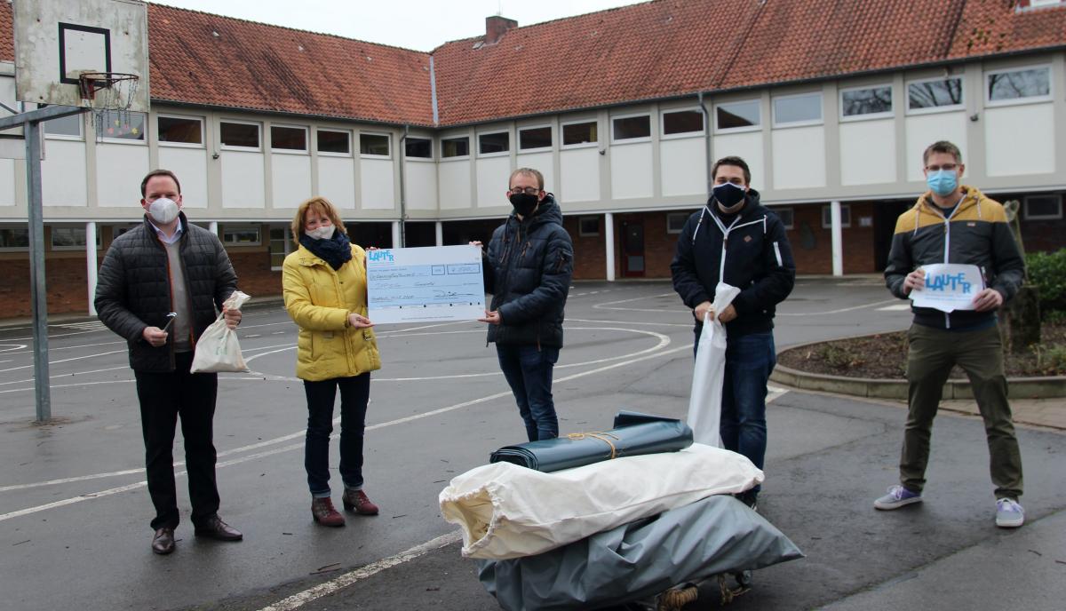 5 Personen mit verpackten Zelten