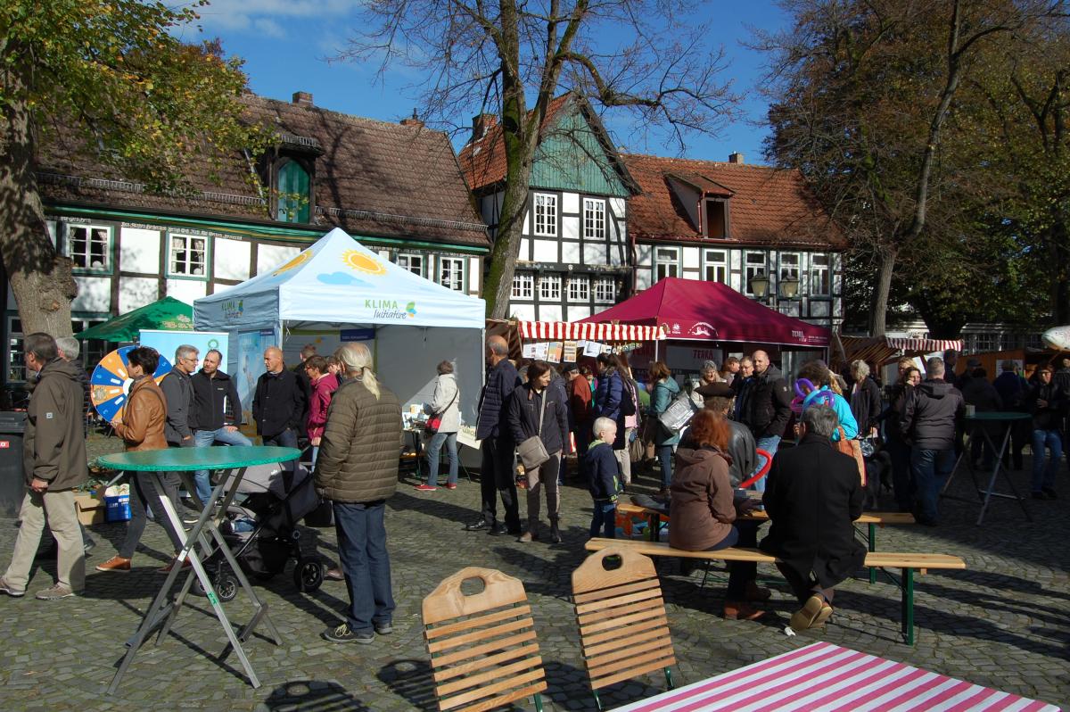 Regionale Landmärkte Wochenmarktssituation mit Publikum