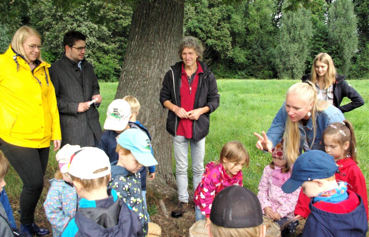 Naturspielstraße in Alfhausen: Weben, Kegeln, balancieren - alles an der frischen Luft! Kinder und Erwachsene unter einem Baum