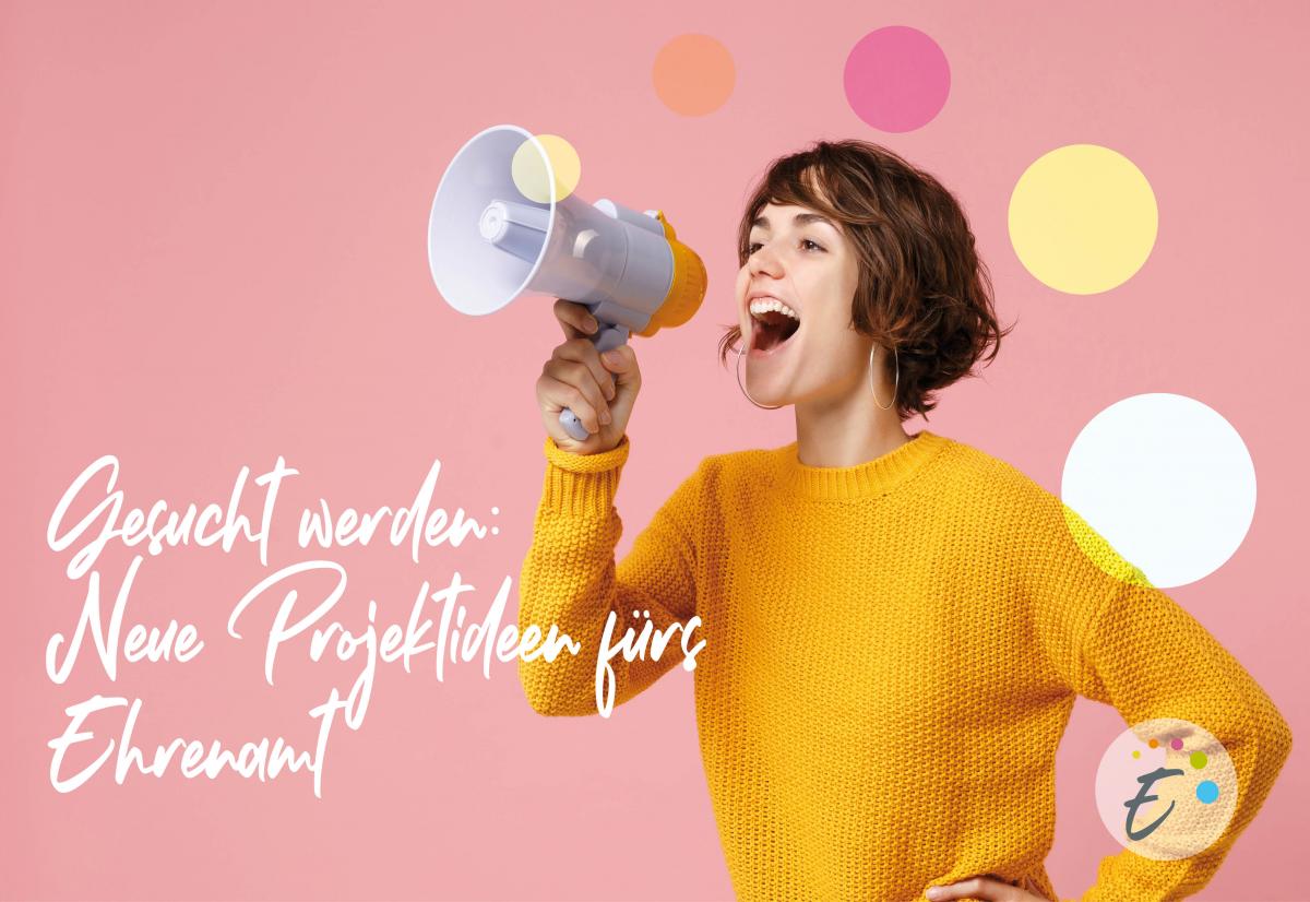 Ehrenamt Projektideen Eine Person ruft etwas in ein Megafon.