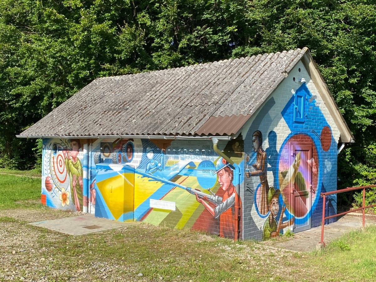 Häuschen, mit Graffiti bemalt