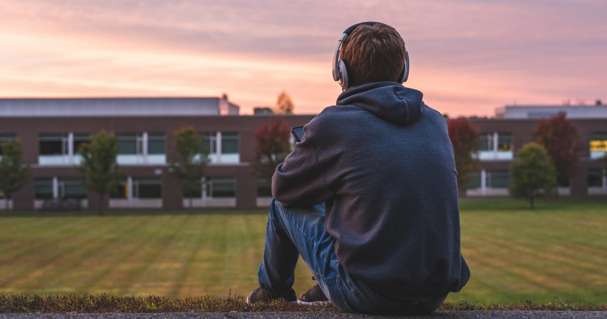Kinder und Jugendliche in Notsituationen Kind auf Bordsteinkante sitzend