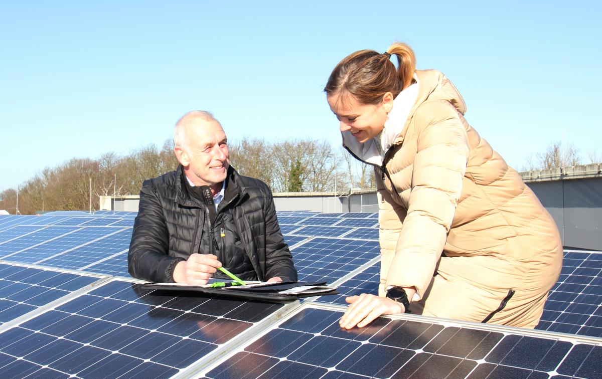 2 Personen auf einem Solardach