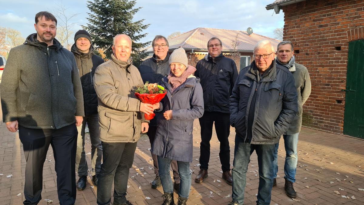 Breitbandausbau Glandorf Eine Personengruppe steht auf einem Hof