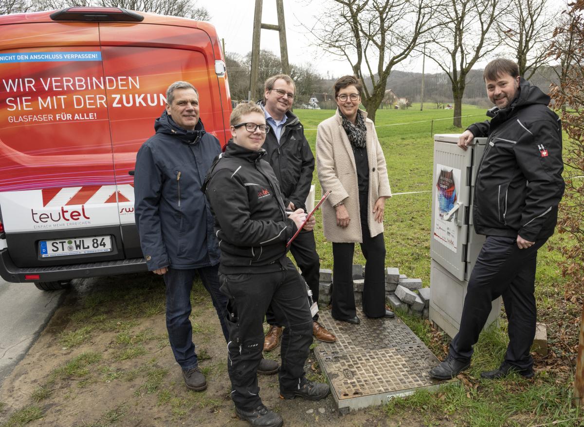 5 Personen im Freien vor Verteilerkasten