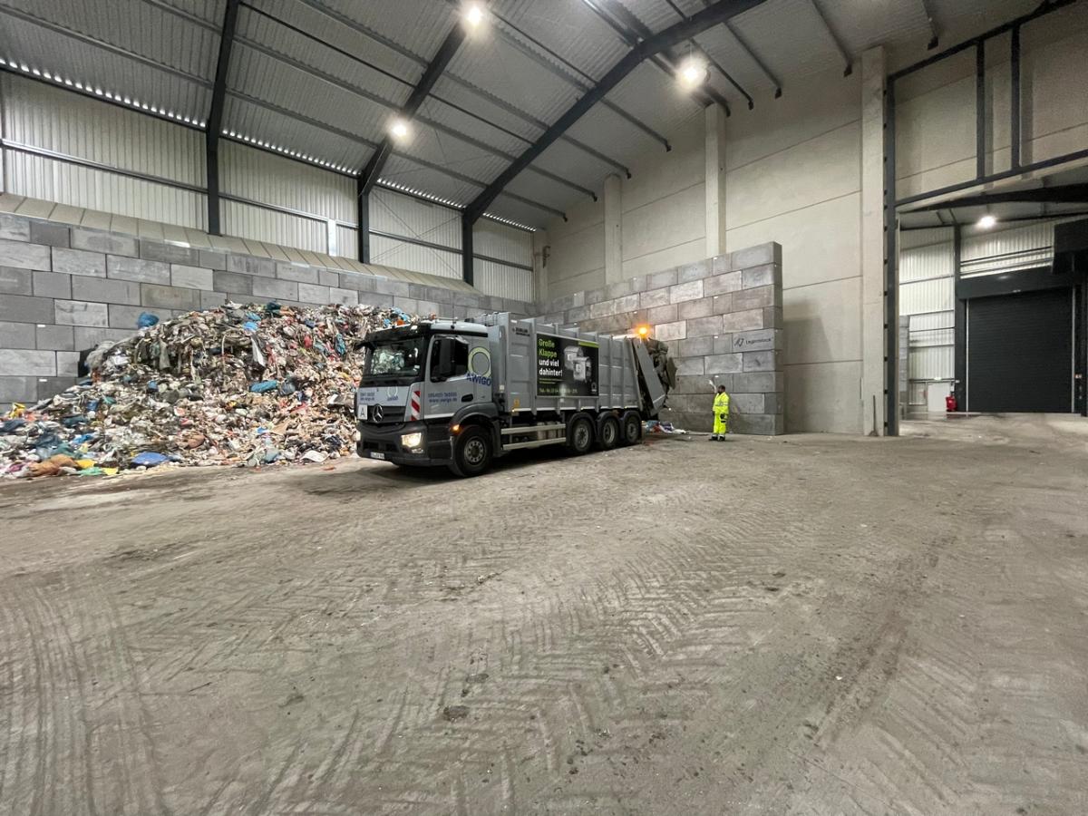 AWIGO Wallenhorst Restmüll Umschlag Innenansicht einer großen Lagerhalle mit LKW
