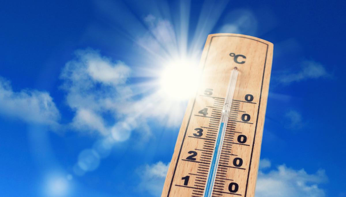 Thermometer Sonne Hitze Ein Thermometer, das knapp 40 Grad Celsius anzeigt vor einem blauen Himmel