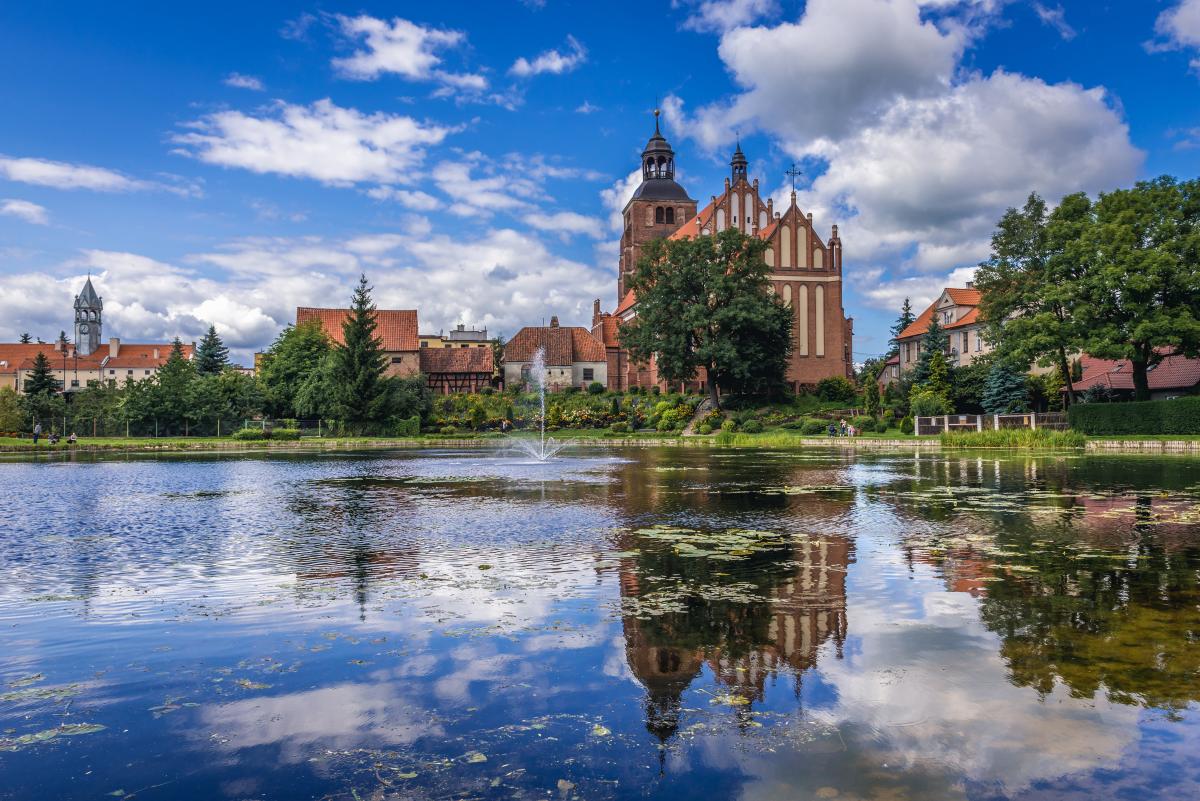St. Anna Kirche in Barczewo (Powiat Olsztyński) Eine Kirche steht an einem See.