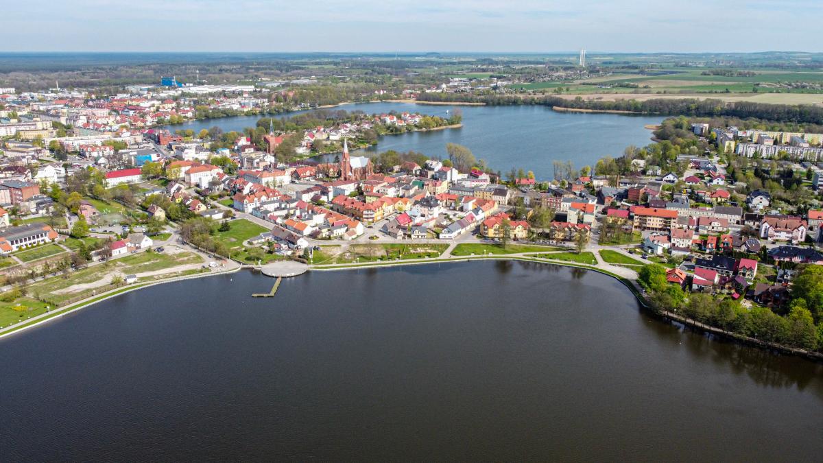 Stadtansicht von Walcz (Powiat Wałecki) Luftaufnahme einer Stadt an einem See.