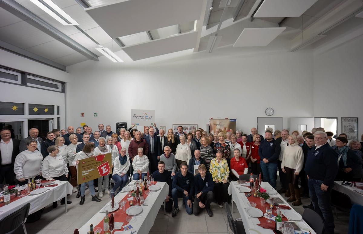 Verleihung der Ehrenamtskarte in Bad Essen am 17.11.2023 Gruppe von Menschen in einem Raum