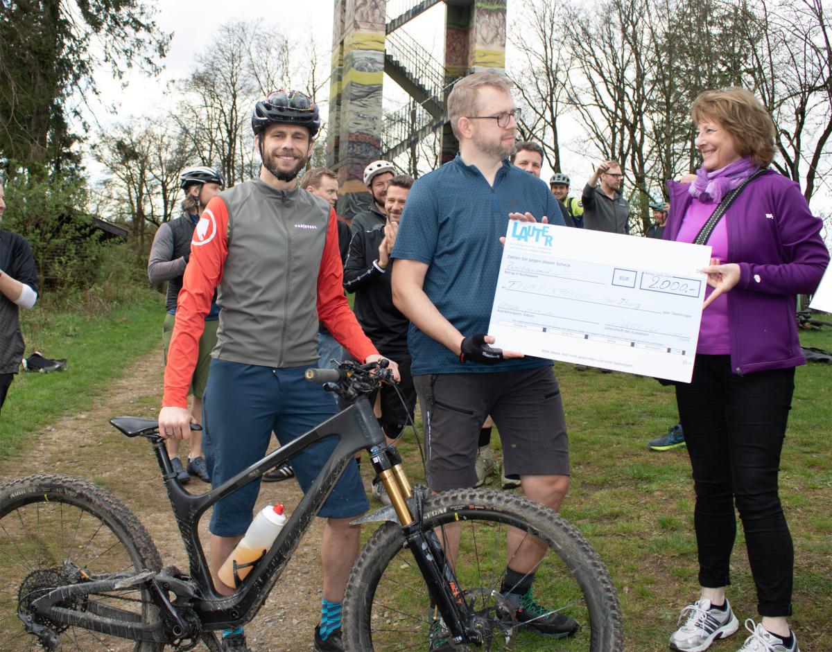 LAUTER-Stiftung bezuschusst erste legale Mountainbike-Strecke mit 2.000 Euro Gruppe von Personen auf Mountainbike-Strecke