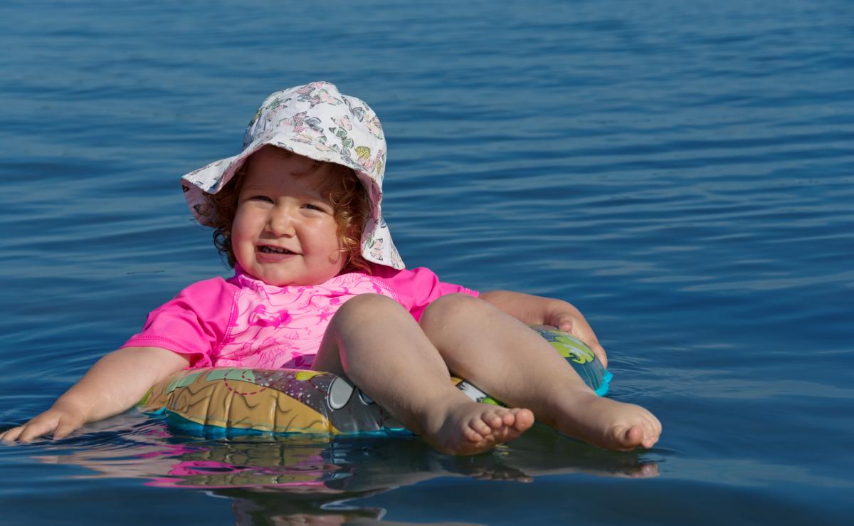 Badeseen Kind im Schwimmreifen im Wasser