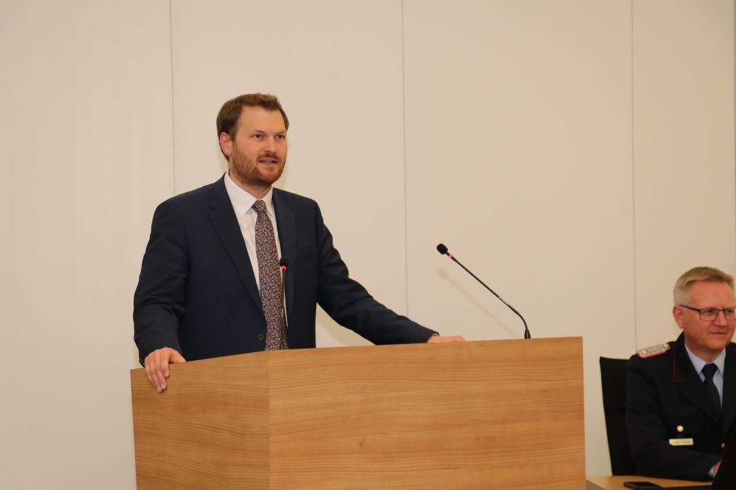 Malte Stakowski, Kreisrat Eine Person steht an einem Rednerpult.