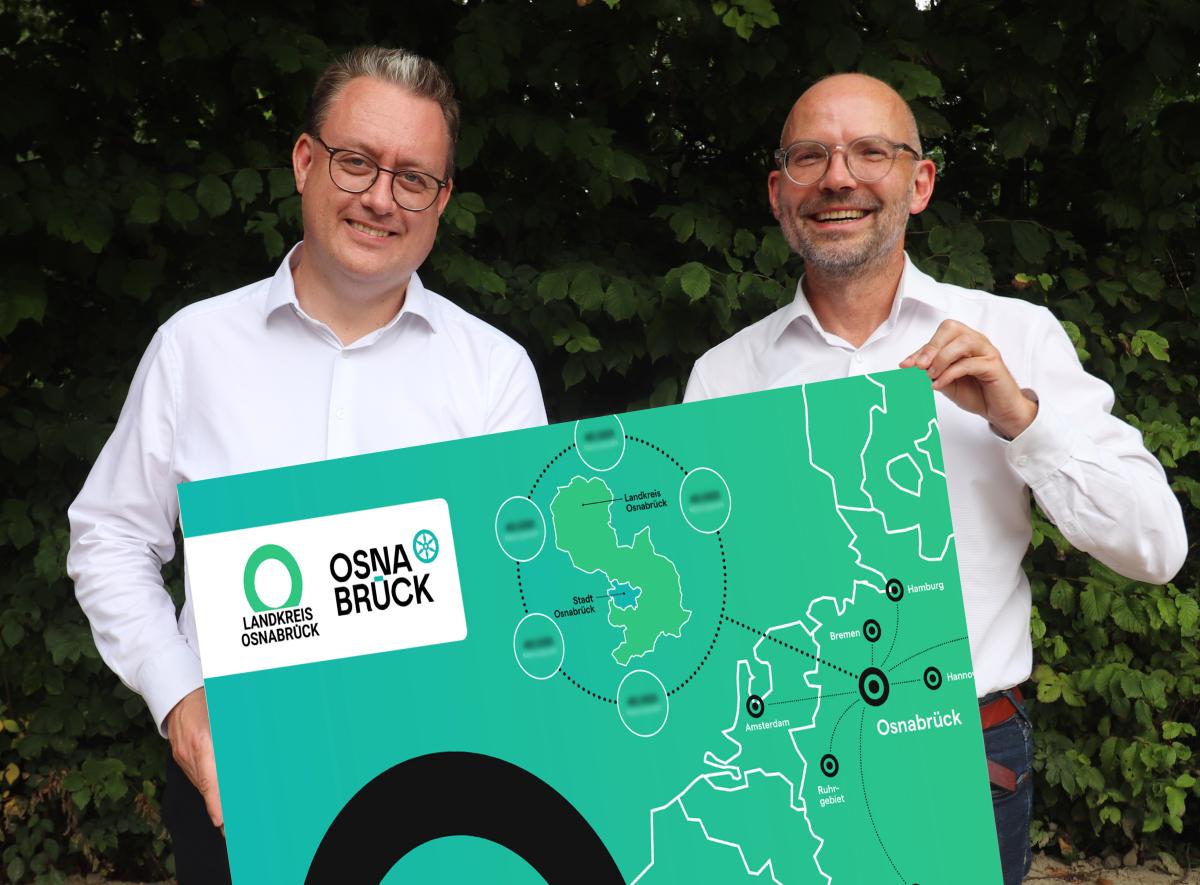 Messe Expo Real / WIGOS und WFO Zwei Personen mit einem Plakat in den Händen