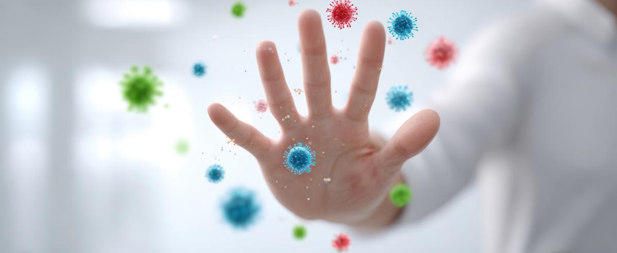 Hand mit gespreizten Fingern stoppt Krankheitserreger