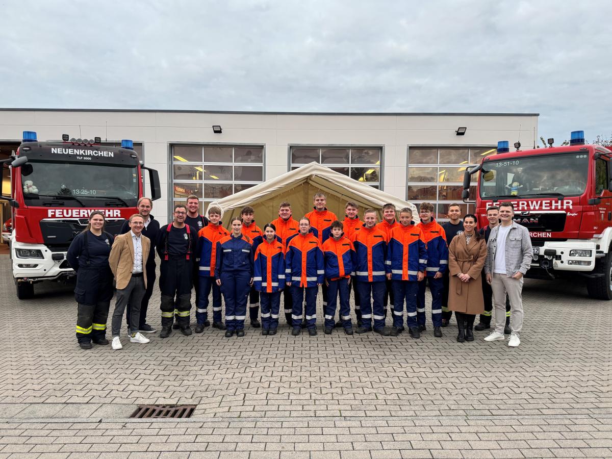 Feuerwehrleute mit Fahrzeug