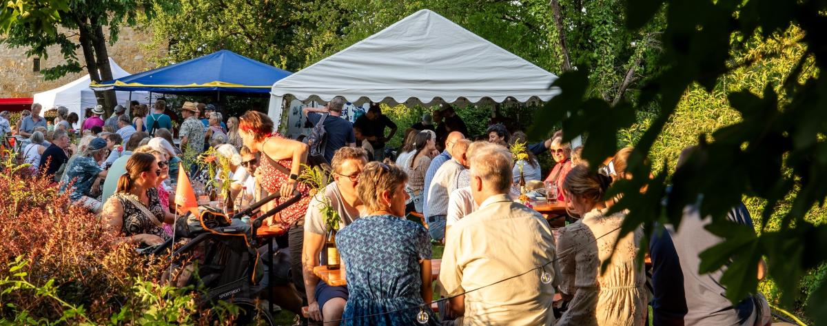 Menschen sitzen draußen