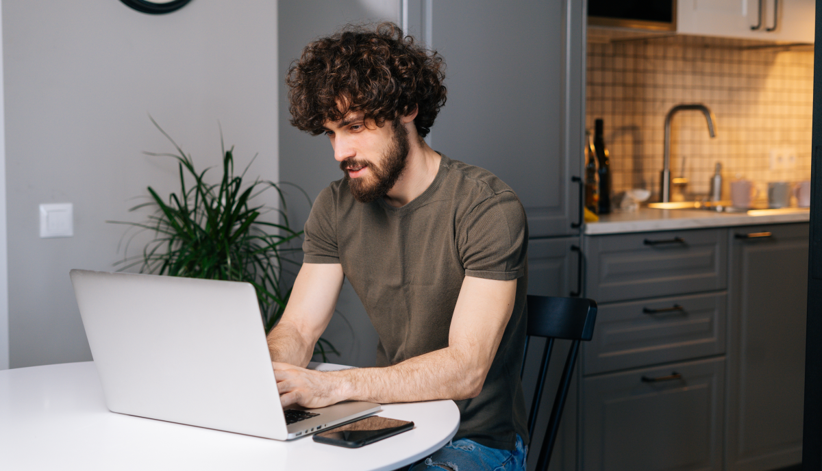 Mann an Küchentisch