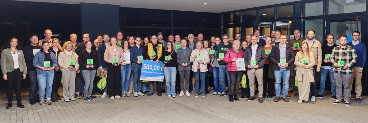 Personengruppe steht vor einem Gebäude