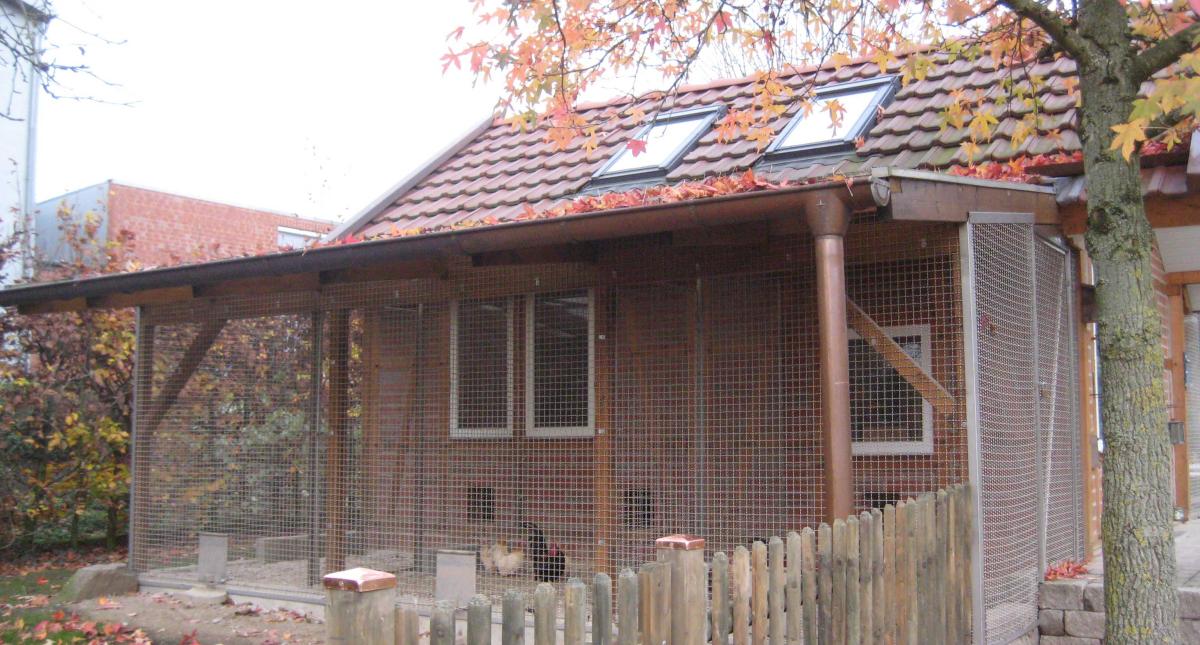 Geflügelstall mit überdachter Voliere