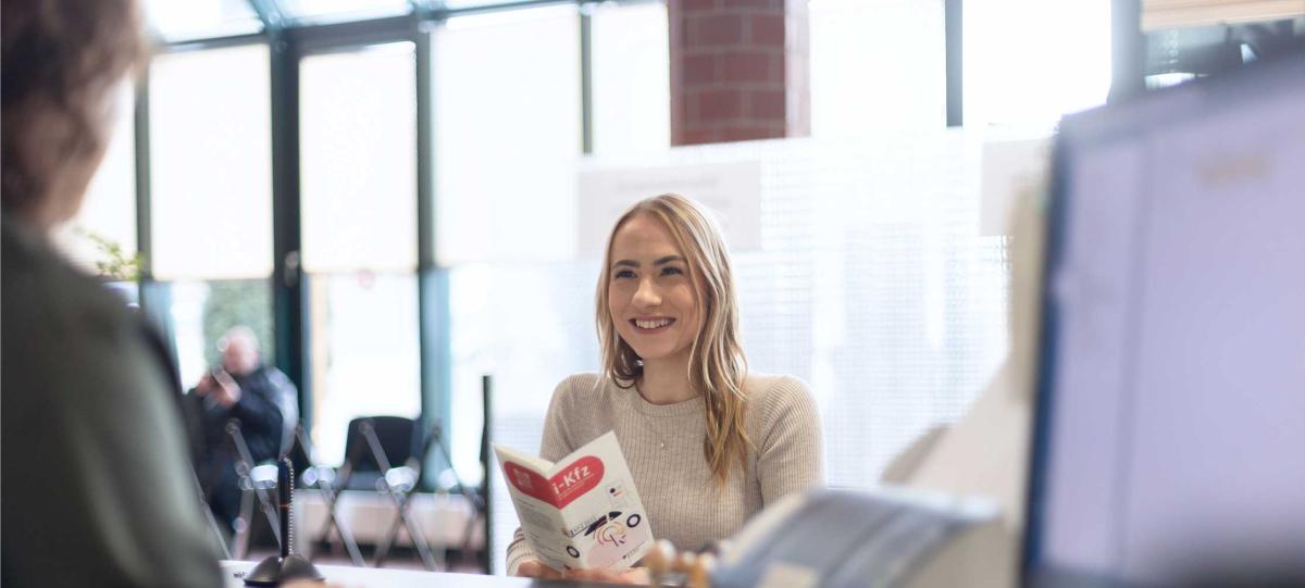 Eine Person an einem Behördenschalter