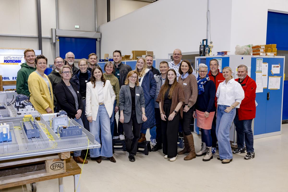 Personengruppe in einer Werkstatt