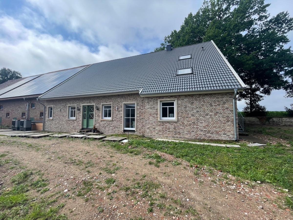 Längsseite eines Wohnhauses