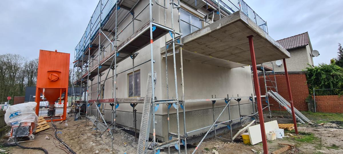 Einfamilienhaus mit Baugerüst