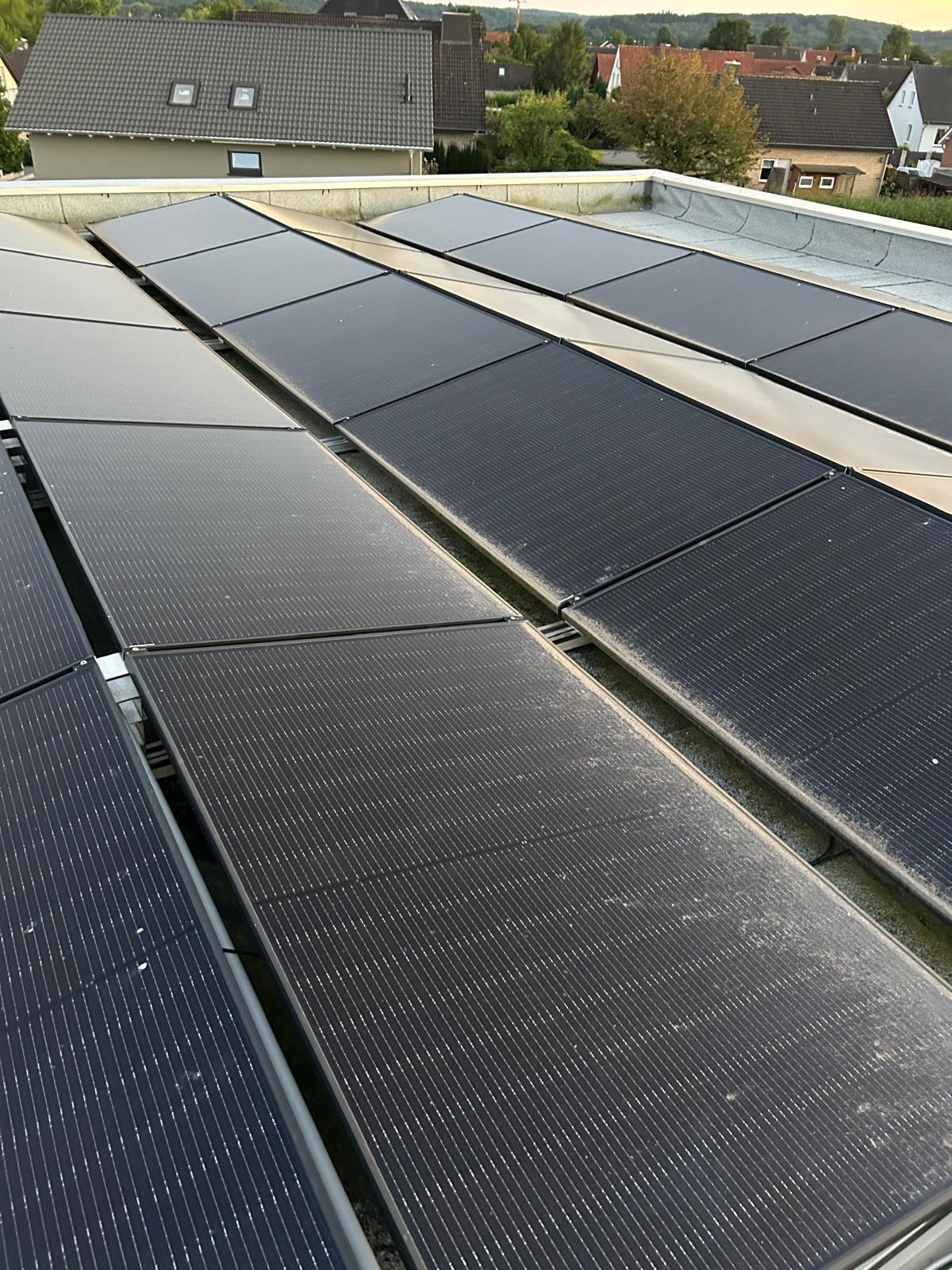 Flachdach mit PV-Anlage