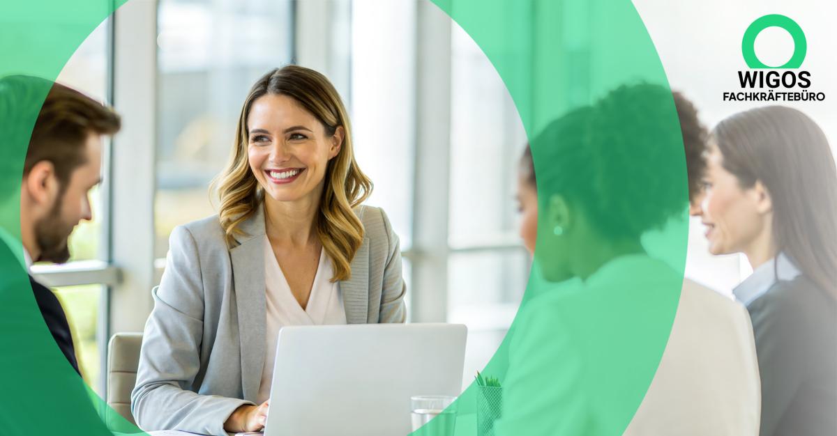 Vier Personen sizen an einem Tisch.