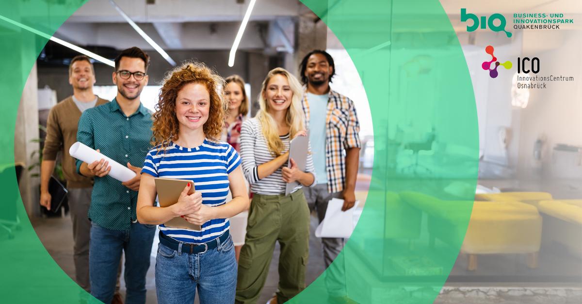 Eine Personengruppe in einem Büroflur.