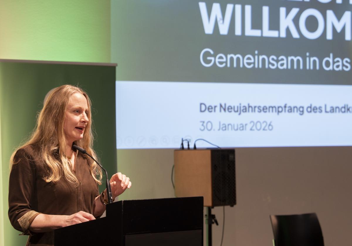 Eine Person steht an einem Rednerpult.