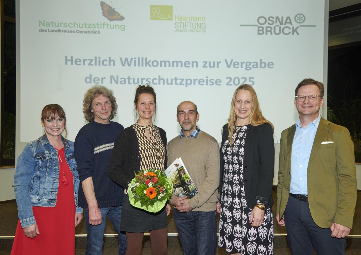 Personengruppe steht vor einer Projektionswand