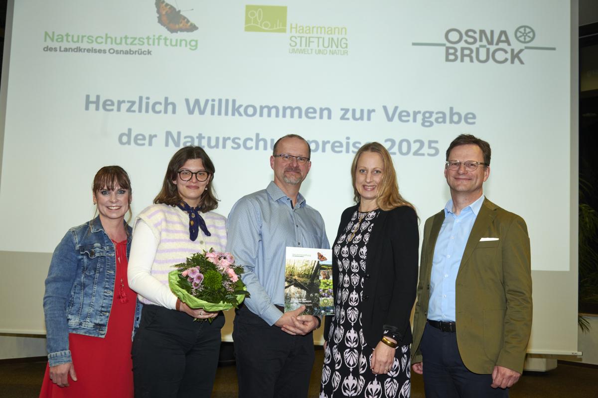 Personengruppe steht vor einer Projektionswand