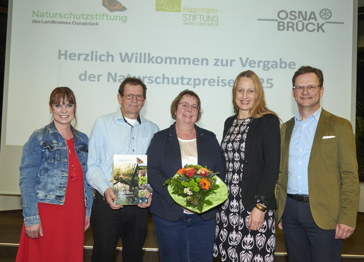 Personengruppe steht vor einer Projektionswand