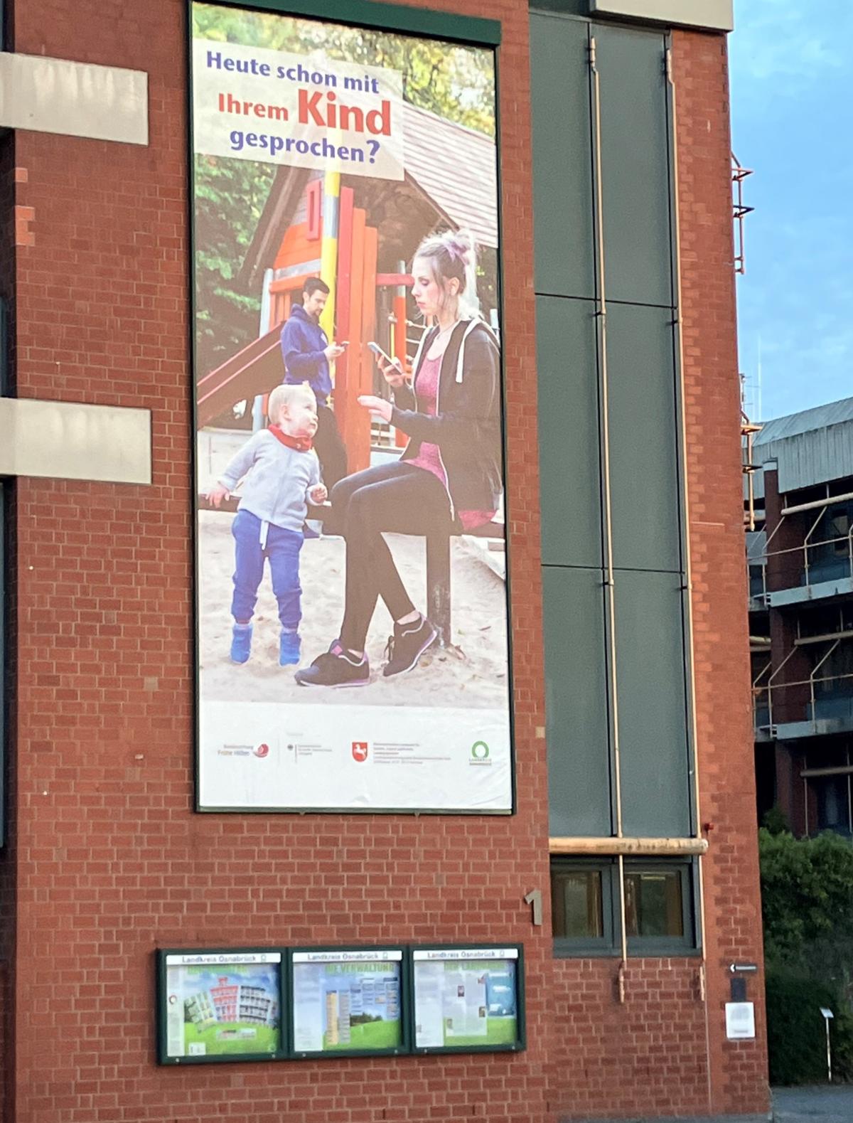 Großes Plakat an einer Hausfassade
