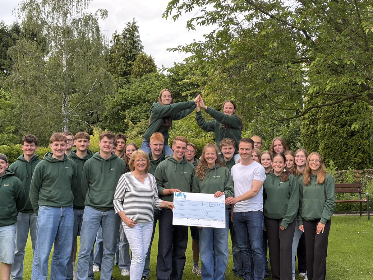 Gruppe von Personen mit Scheck