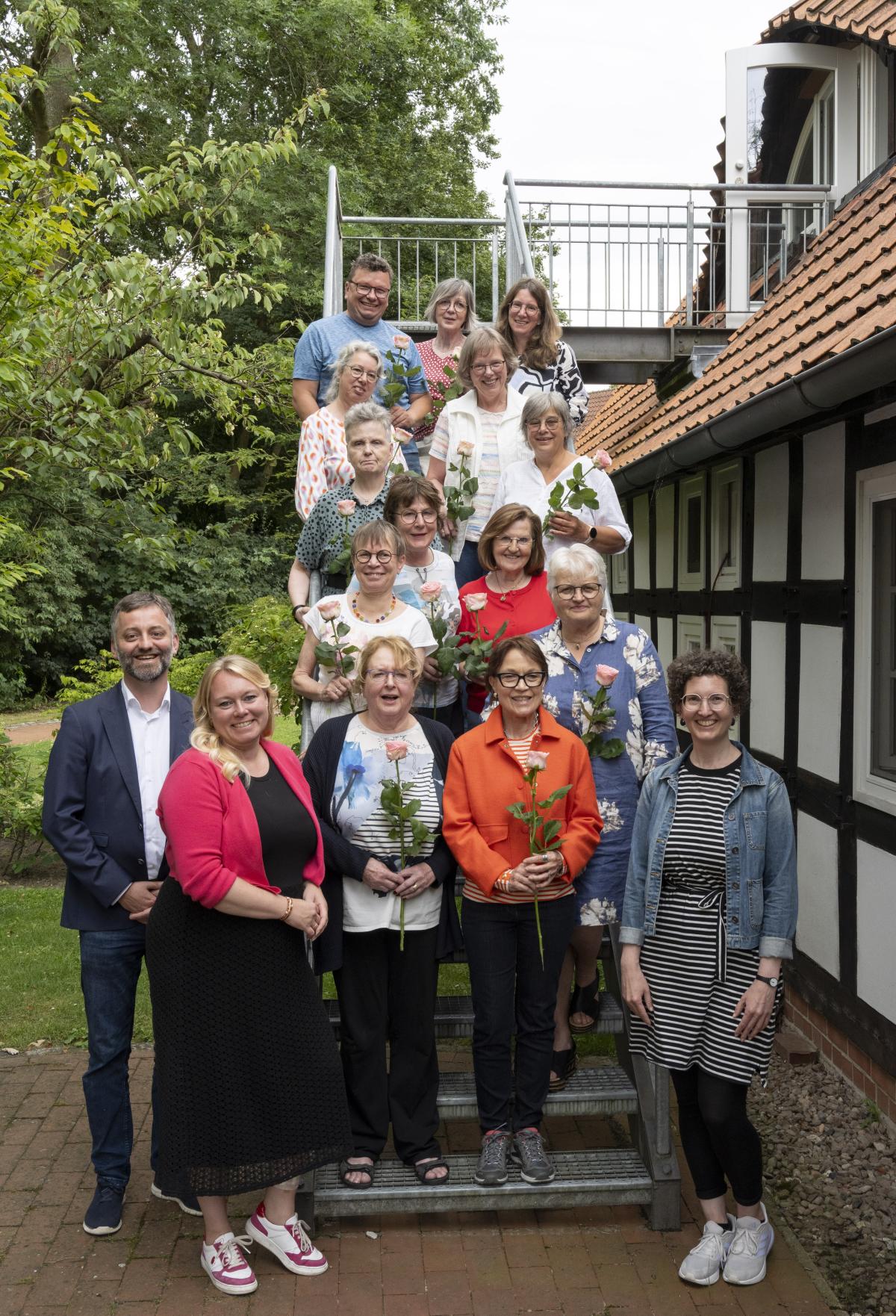Personengruppe auf einer Freitreppe