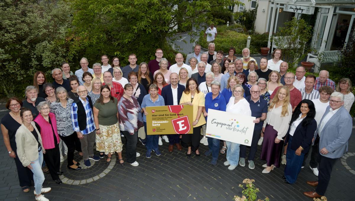 Gruppe von Personen mit Plakat