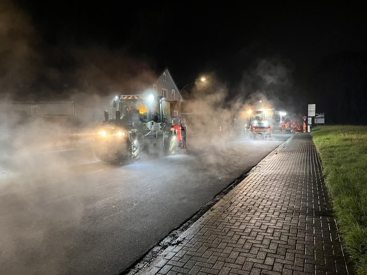 Straßenbauarbeiten in der Nacht