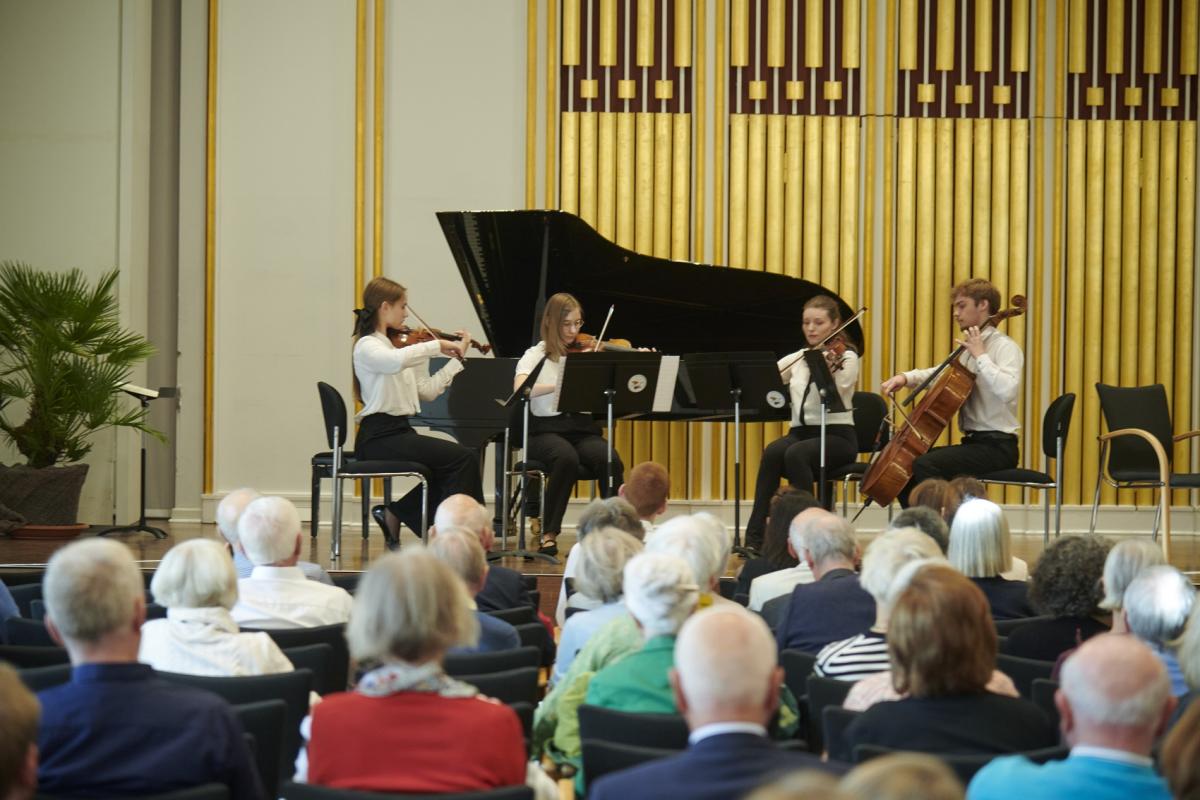 Vier musizierende Personen