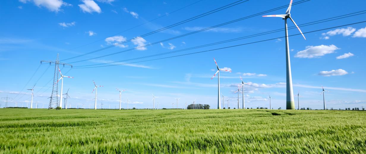 Windkraftanlage im Feld, blauer Himmel