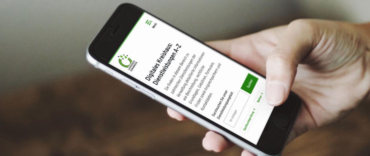 Smartphone Smartphone mit Website Landkreis Osnabrück