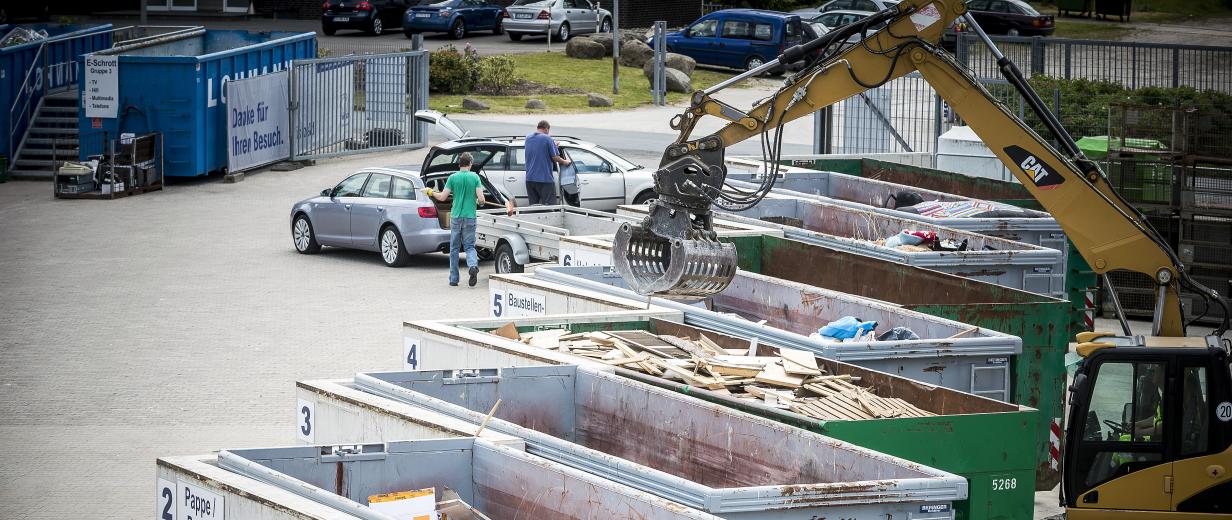 AWIGO Recyclinghof Müllcontainer stehen auf einem Recyclinghof der AWIGO.