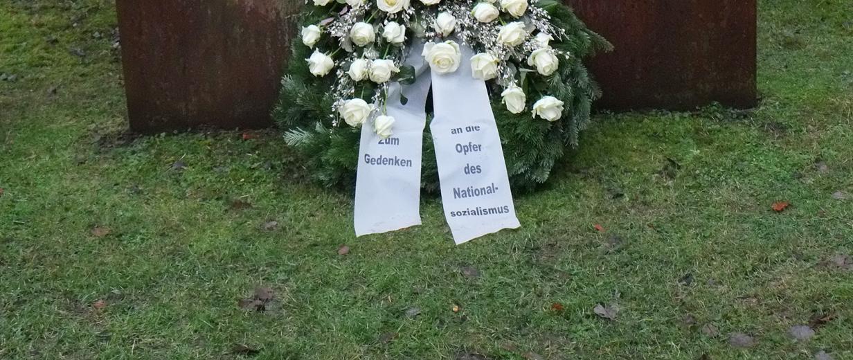 Zahlreiche Kränze wurden am 27. Januar 2019 vor dem Mahnmal am Augustaschacht in Hasbergen-Ohrbeck abgelegt Kranz mit Gedenktafel