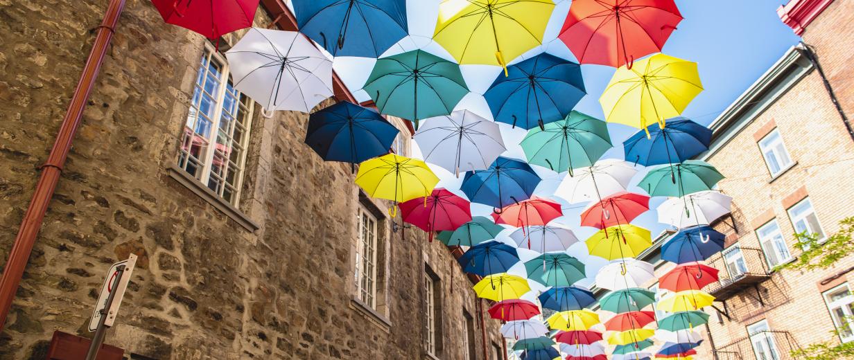 Regenschirme steigen wie Luftballons zum Himmel hinauf